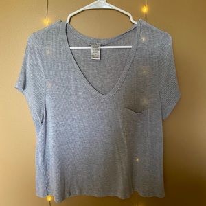 Cropped gray t-shirt.